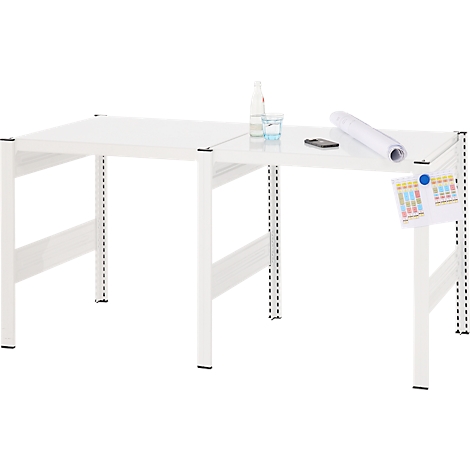 Bureau blanc avec des objets: bouteille d'eau, verre, téléphone, rouleau de papier et notes. Les éléments sont sur une surface transparente.