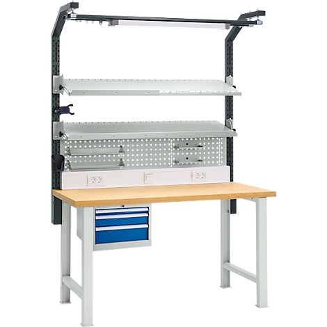 Établi avec panneau perforé, tiroirs et lampe de travail sur fond neutre.