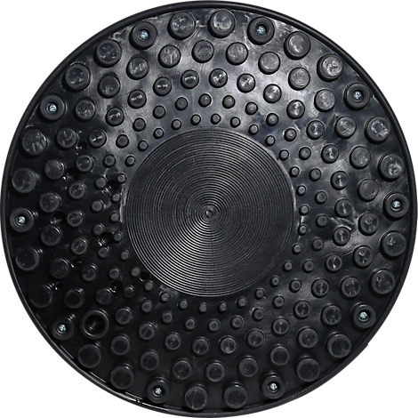 Disque d'équilibre noir et rond. La surface est texturée avec des crampons et un motif circulaire concentrique.