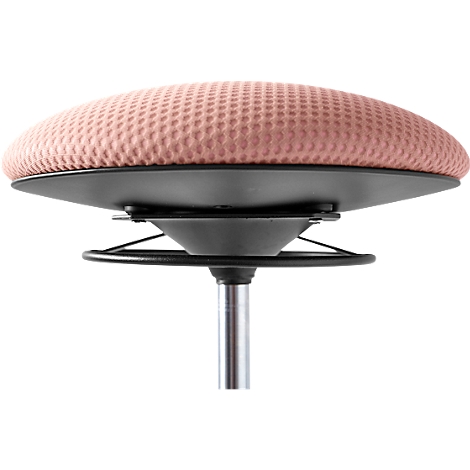 Gros plan d'un tabouret rose avec assise tissée et cadre noir.