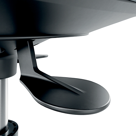 Gros plan sur le pied d'une chaise de bureau noire, repose-pieds.