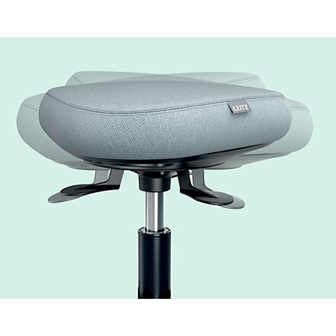 Gros plan sur une chaise pivotante. Siège gris clair, cadre noir et ressort à gaz argenté.