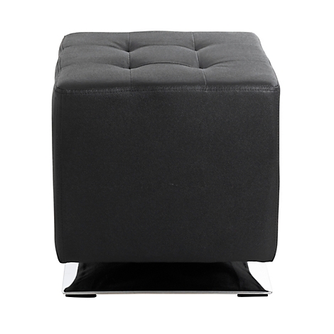 Pouf noir et carré avec capitonnage à boutons sur une base en métal. Le pouf est placé devant un fond blanc.