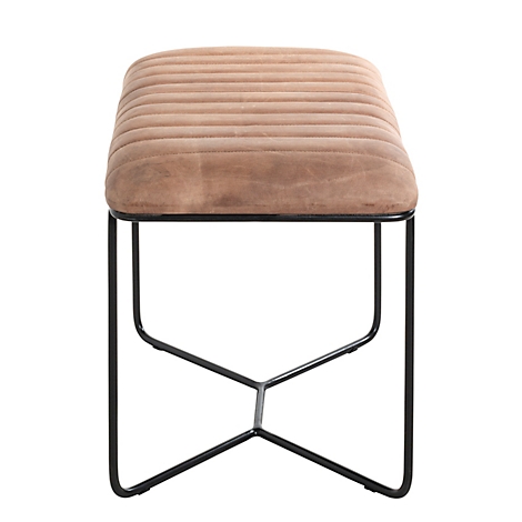 Vue détaillée d'un siège de chaise en cuir marron avec coutures matelassées. Cadre en métal noir.