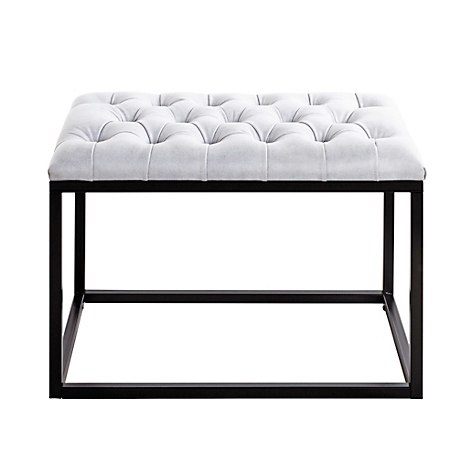 Gros plan d'un banc rembourré. Assise rectangulaire avec boutons, tissu gris clair, cadre foncé.