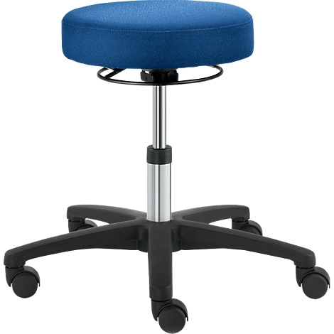 Tabouret rond bleu sur roulettes, colonne argentée, base noire.