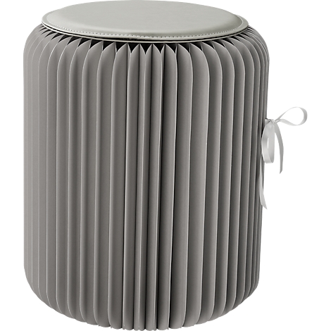 Tabouret rond gris en papier plié. Dessus en similicuir clair, avec un nœud blanc sur le côté.
