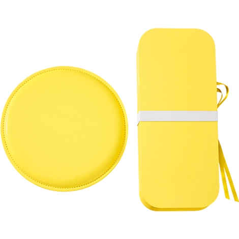 Tapis de bureau et porte-stylos jaunes, reliés par une bande blanche et des rubans jaunes.