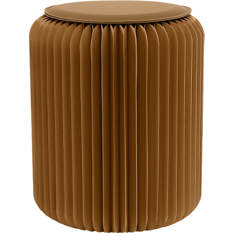 Tabouret pliable cylindrique brun avec un dessus arrondi. La surface présente des plis verticaux et parallèles.