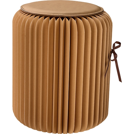 Tabouret rond et pliable en marron avec assise marron, design plié et ruban.