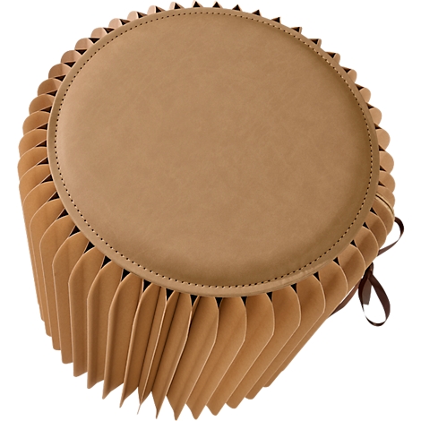 Tabouret plié beige avec assise ronde imitation cuir. Ruban marron comme fermeture.