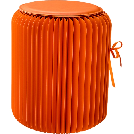 Tabouret rond orange avec des côtés plissés et une assise orange clair. Un ruban est attaché pour la décoration.