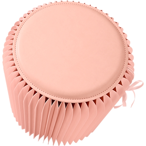 Tabouret rond rose clair avec côtés pliés et un nœud.