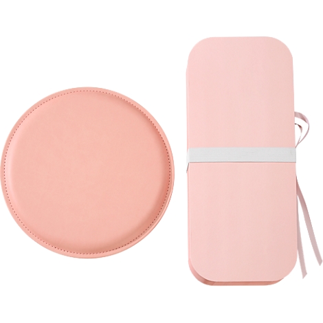 Plateau rose clair et boîte rectangulaire avec nœud.