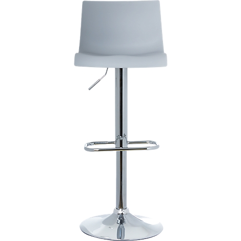 Un taburete de bar gris con base cromada. El asiento está ligeramente inclinado hacia atrás y tiene respaldo. Debajo, un reposapiés.