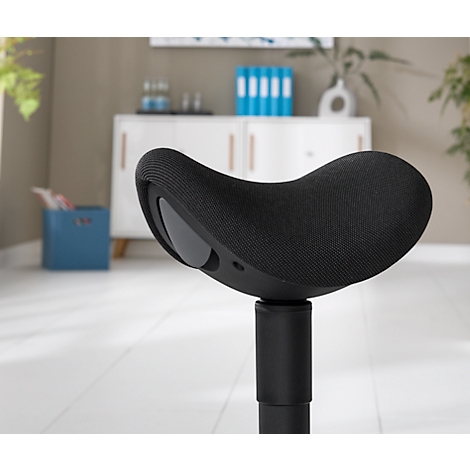 Silla de oficina negra con asiento curvo y pie regulable en altura, sobre un fondo desenfocado.