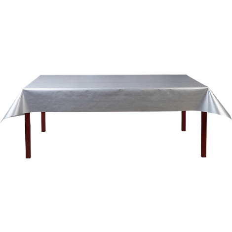 Een rechthoekige tafel met een zilverkleurig tafelkleed, staand op bruine houten poten.
