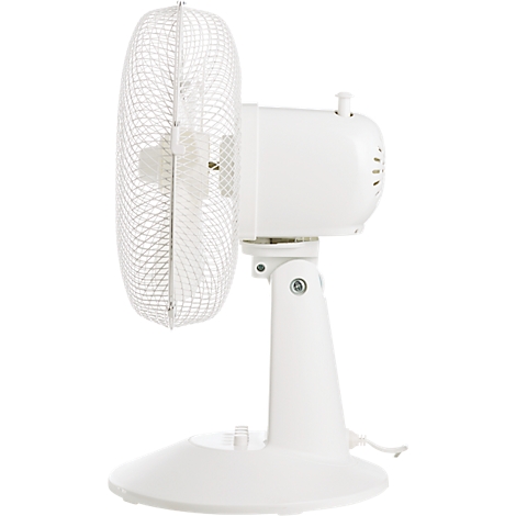 Witte tafelventilator met beschermend rooster. Hij staat op een ronde basis. Het rooster is voor de rotorbladen geplaatst.