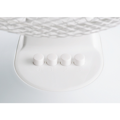Close-up van de bedieningselementen van een witte ventilator. Vier ronde knoppen met cijfers erop.