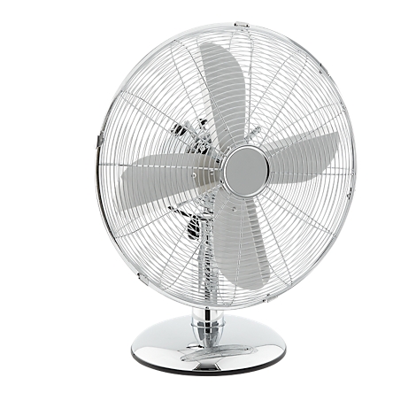 Een chromen tafelventilator tegen een witte achtergrond. Het rooster is rond met vier lichtgekleurde bladen. De voet is rond en glanzend.