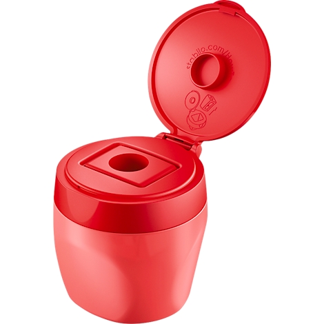 Taille-crayon rouge avec couvercle ouvert. On voit un trou en haut. Le couvercle porte un petit texte.