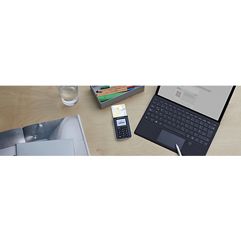 Draufsicht auf Laptop, Bezahlterminal und Stifte auf Holzoberfläche.