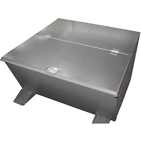 Caja metálica gris con tapa con bisagras, de pie sobre patas. Un cierre en la parte superior. El material parece robusto.
