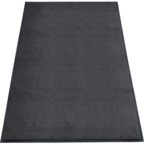 Un tapis rectangulaire gris avec une bordure sombre. La surface a une texture fine.