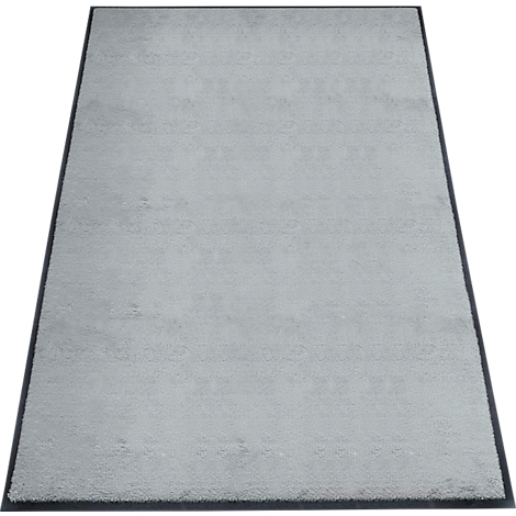 Tapis gris clair avec une bordure noire. Pris d'une perspective haute.