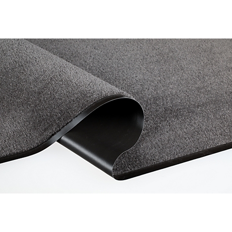 Coin enroulé d'un paillasson en tissu gris avec un bord en caoutchouc noir sur fond blanc.