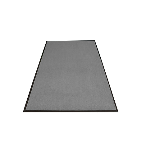 Tapis gris rectangulaire avec une bordure sombre sur fond blanc.
