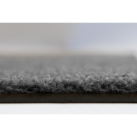 Gros plan sur une surface de tapis gris avec une structure de poils dense et texturée.