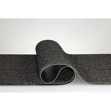 Une bande de tapis grise et texturée se courbe en forme de S sur un fond neutre.