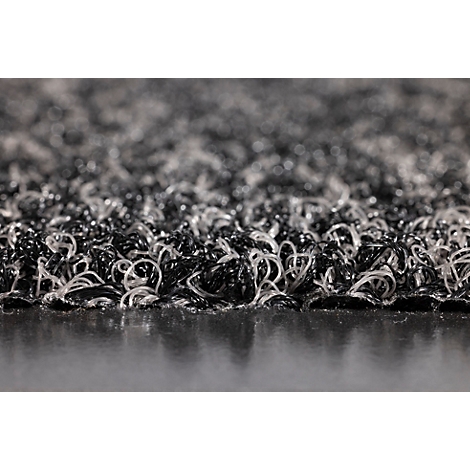 Gros plan d'un paillasson à la texture composée de boucles en plastique noir et gris entrelacées.