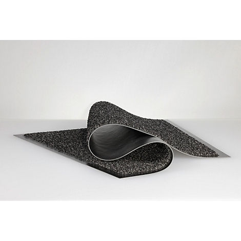 Un tapis anti-poussière gris foncé enroulé sur fond blanc.