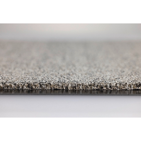 Gros plan sur une dalle de moquette grise à la texture mouchetée et au dossier noir.