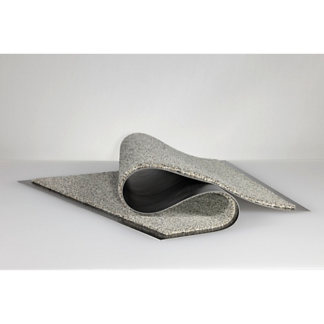 Un tapis gris à la structure chinée, qui se courbe élégamment vers le haut au centre.