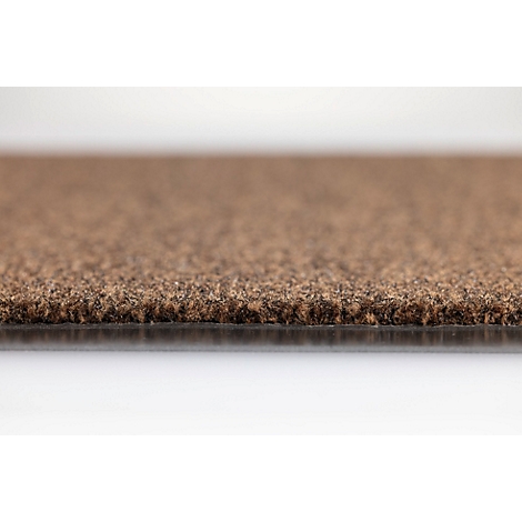 Gros plan du bord d'une moquette marron à la surface texturée sur fond blanc.