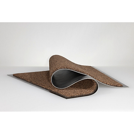 Un tapis brun texturé avec un dessous sombre et flexible, courbé de manière décorative sur fond blanc.