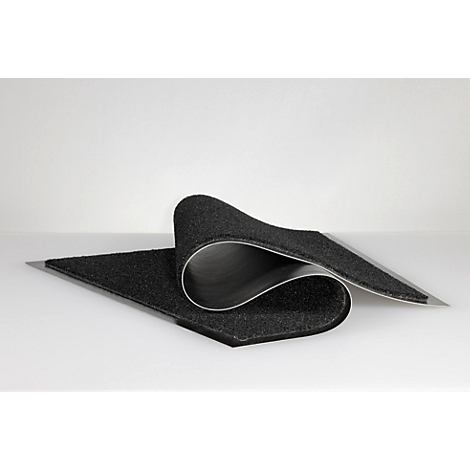 Un tapis en caoutchouc noir et flexible se pliant en une courbe douce sur une surface blanche.