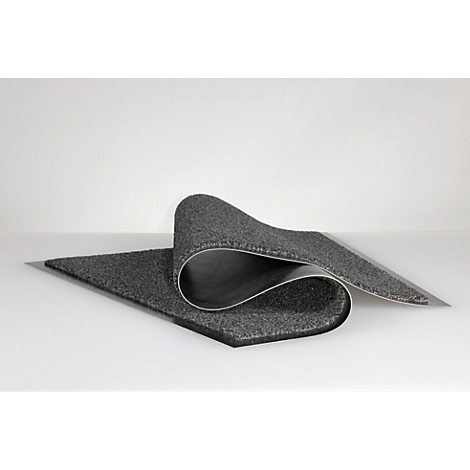 Un tapis d'entrée gris foncé enroulé avec une surface texturée sur fond clair.