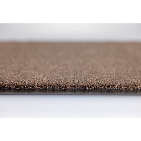 Gros plan de la texture d'un paillasson marron avec une face inférieure en caoutchouc sur fond clair.