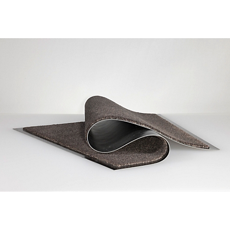 Un revêtement de sol marron et flexible est plié en boucle et posé sur une surface claire.