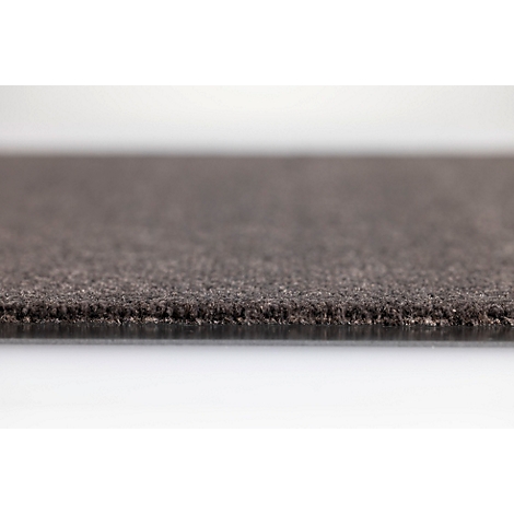 Gros plan sur le bord d'un tapis foncé à la surface texturée sur un fond clair.