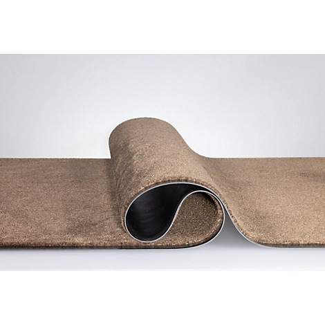 Un revêtement de sol en moquette marron enroulé, laissant apparaître le dos noir et résistant.