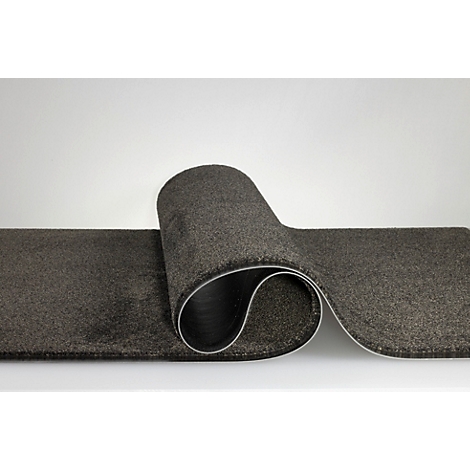 Un tapis de couloir gris enroulé sur un fond neutre.