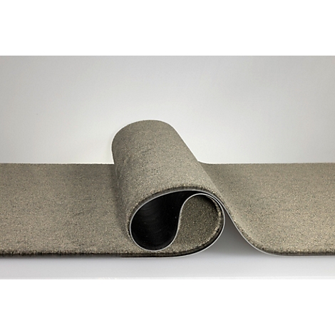 Une moquette beige-grise, enroulée sur une surface lisse.