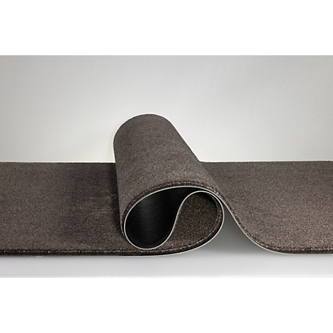 Un tapis de couloir brun foncé enroulé sur un fond clair.