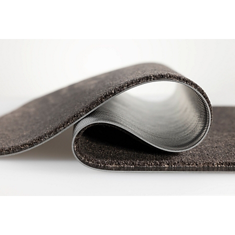 Un revêtement de sol en moquette marron foncé, enroulé pour révéler son envers gris strié.