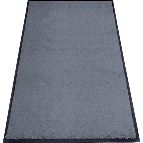 Tapis gris avec une bordure sombre, légèrement surélevé vue d'oiseau.